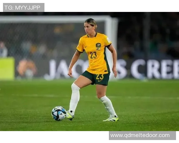 泰国足球明星素颜大揭秘真实面貌与赛场风采的对比分析